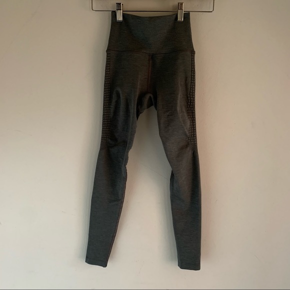 Alphalete Halo Leggings in Charcoal - Picture 4 of 9